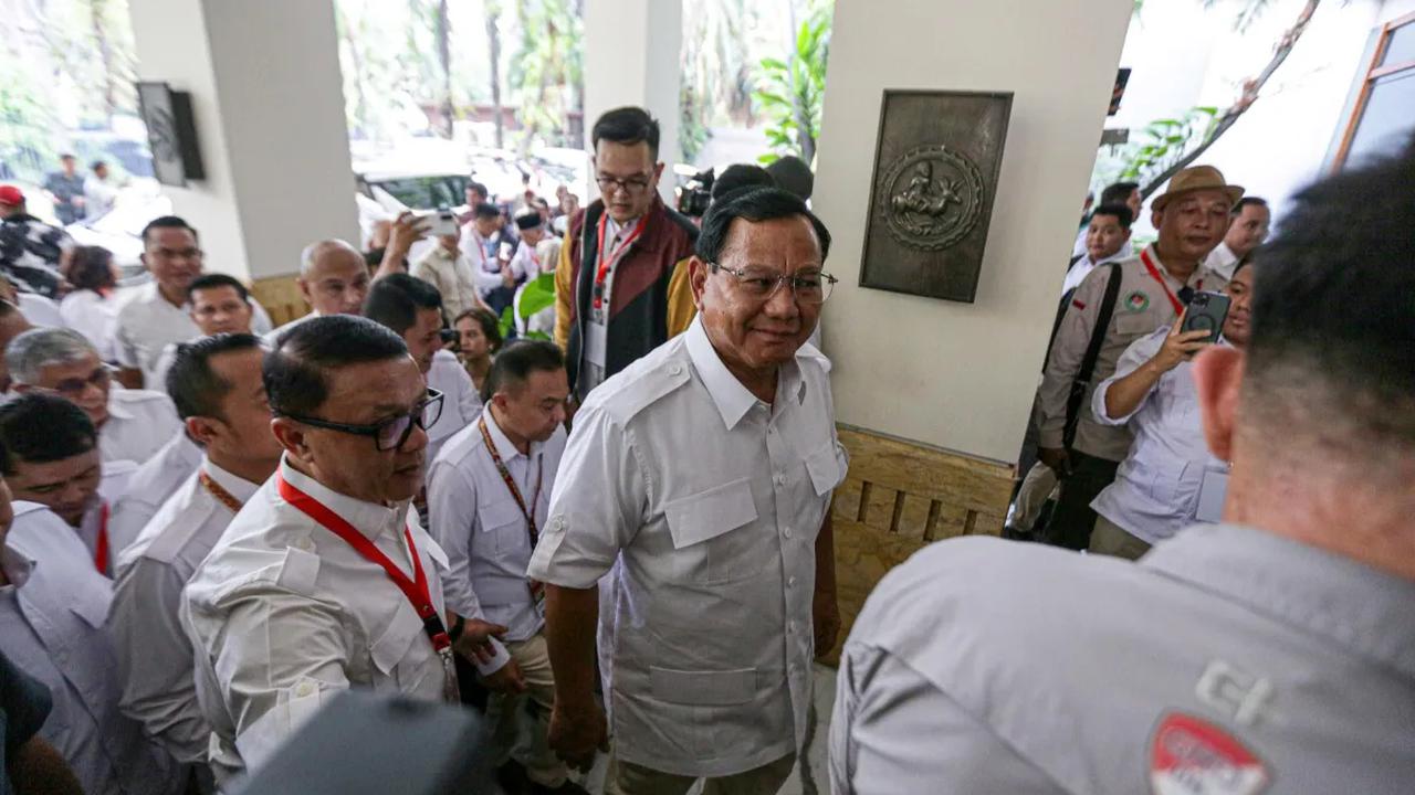 "Sayang ini internal kalian enggak boleh masuk, banyak (arahan) yang teknis,"