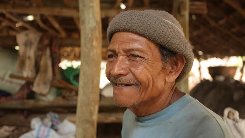 Margo Utomo (70) warga Padukuhan Dawung, Kalurahan Girikarto, Kapanewon Panggang, Gunungkidul menemukan tengkorak korban keganasan PKI, di Gua Grubug, Gunungkidul. (Foto: Liputan6.com/Hendro Ary Wibowo)