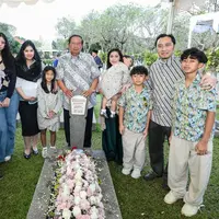 Intip penampilan Annisa Pohan saat ziarah ke makam Ani Yudhoyono (@agusyudhoyono)