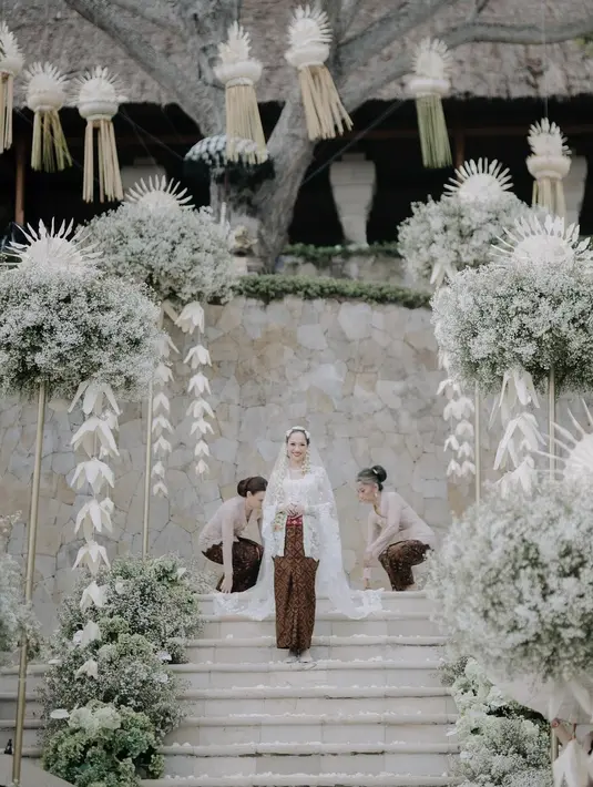 Penampilan Aishah kemudian disempurnakan dengan pulasan makeup natural yang flawless. Sementara rambutnya ditata model sanggul klasik.  [@aishahjennifer]