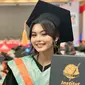 Kenakan jubah dan toga wisuda sembari memegang ijazahnya, kebahagiaan terpancar jelas di wajah Cesen. Meski sibuk jadi ibu dua anak, namun artis berusia 25 tahun ini berhasil selesaikan studinya. Dalam keterangan unggahannya, Cesen bercerita bahwa matanya tengah alami bintitan, namun tak mengurangi pesonanya di hari bahagianya karena dibantu dengan makeup. (Liputan6.com/IG@ceseniy)