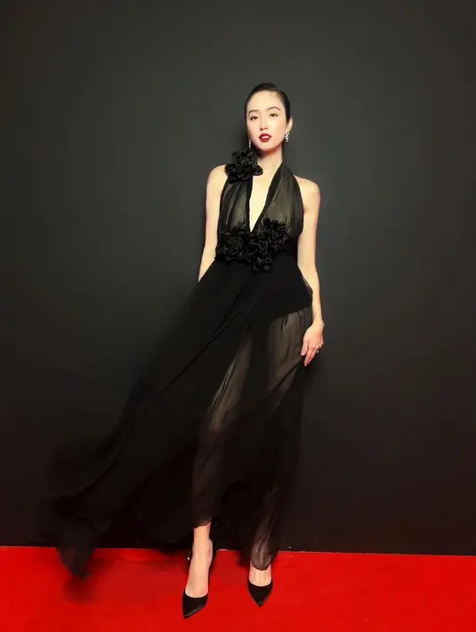 Nong Poy hadiri acara Netflix di Thailand dengan halterneck dress semi transparan berwarna hitam [@poydtreechada]