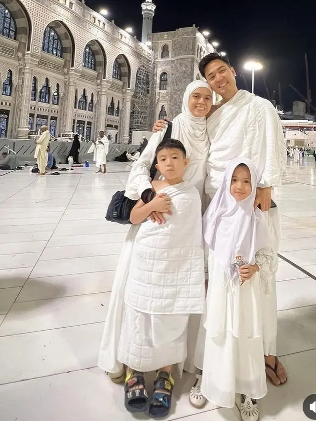 Artis Rayakan Awal Tahun Baru 2024 di Tanah Suci