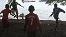 Mengenakan kaos Idola Jersey Idola, seperti Ribery, Tores, anak-anak ini bersemangat bermain bola. (Bola.com/Nicklas Hanoatubun)