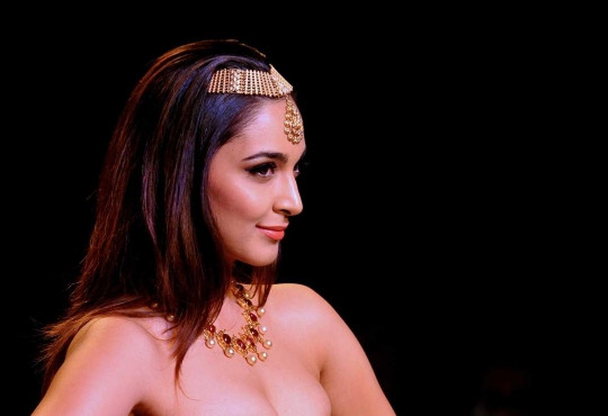 Bermahkota emas, Kiyara Advani cantik bersinar