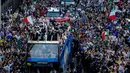 Para pemain Italia berada di atas bus saat perayaan juara Euro 2020 di Roma, Senin (12/7/2021). Italia mengalahkan Inggris 3-2 dalam adu penalti setelah bermain imbang 1-1 pada final Euro 2020 di stadion Wembley di London. (Roberto Monaldo/ Lapresse via AP)