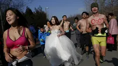 Sejumlah peserta saat mengikuti lomba lari " Half- Naked Marathon" di Olympic Forest, Beijing, Cina, (28/2). Peserta diwajibkan setengah telanjang untuk mengikuti lomba ini. (REUTERS / Kim Kyung - Hoon)
