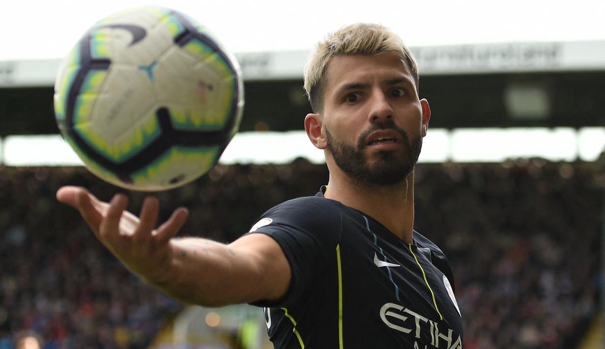 Sergio Aguero. Striker asal Argentina ini mengoleksi 184 gol dan 55 assist dalam 275 laga di Premier League hanya bersama Manchester City. Total 5 trofi Premier League dikoleksinya dalam 10 musim mulai 2011/2012 hingga 2020/2021. Musim 2021/2022 ia hijrah ke Barcelona. (AFP/Oli Scarff)