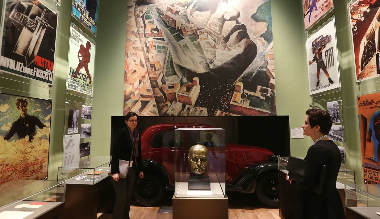 Pengunjung melihat benda-benda sejarah Perang Dunia II di Museum Perang Dunia II di Gdansk, Polandia, (23/1). Setelah sembilan tahun akhirnya museum ini dibuka setelah kondisi politik di Polandia tidak menentu. (AP/Czarek Sokolowski)