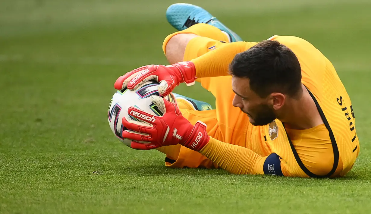 Gawang Prancis terancam, namun Hugo Lloris mampu melakukan penyelamatan ketika dirinya berhasil menangkap bola tembakan Roland Sallai dari luar kotak pinalti pada menit ke-73. (Foto: AFP/Franck Fife)
