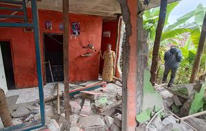 Pergerakan tanah susulan yang disertai banjir menerjang wilayah tersebut setelah diguyur hujan deras selama berjam-jam, Jumat (26/12/2025) sekitar pukul 01.00 WIB. (Liputan6.com/Fira Syahrin)