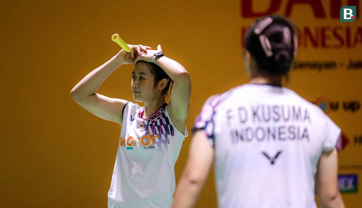 <p>Ekspresi kecewa pebulu tangkis Indonesia, Amalia Cahaya Pratiwi (kiri) saat berpasangan dengan Febriana Dwipuji Kusuma dalam laga perempat final Indonesia Masters 2025 melawan wakil Korea, Kim Hye Jeong/Kong Hee Yong di Istora Senayan, Jakarta, Jumat (24/01/2025). (Bola.com/Bagaskara Lazuardi)</p>