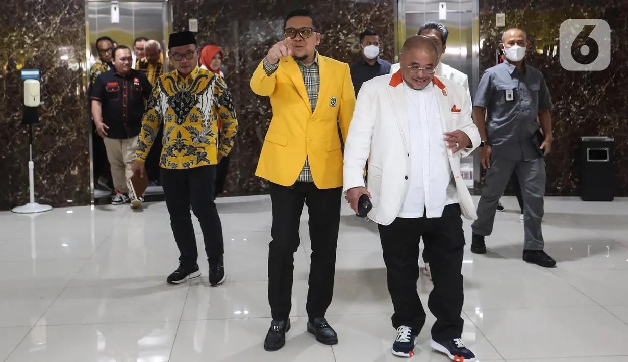 Wakil Ketua Umum Partai Golkar Ahmad Doli Kurnia bersama Sekjen Partai Keadilan Sejahtera (PKS) Habib Aboe Bakar Alhabsyi usai pertemuan tertutup di Kantor Partai Golkar, Jakarta, Selasa (7/2/2023). Pertemuan tersebut sebagai ajang silaturahmi dan konsolidasi jelang Pemilu 2024. (Liputan6.com/Johan Tallo)