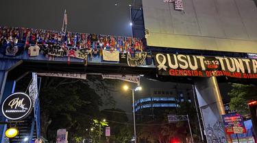 Buntut Tragedi Kanjuruhan, Aremania Gantung Syal dan Baju di Jembatan Penyeberangan, Tak Akan Kembali ke Stadion