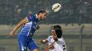 Pemain Persib Bandung Vladimir Vujovic menyundul bola ke gawang Bali United pada laga semifinal Torabika Bhayangkara Cup 2016 di Stadion Si Jalak Harupat, Bandung, Rabu (30/3/2016). (Bola.com/NIcklas Hanoatubun)
