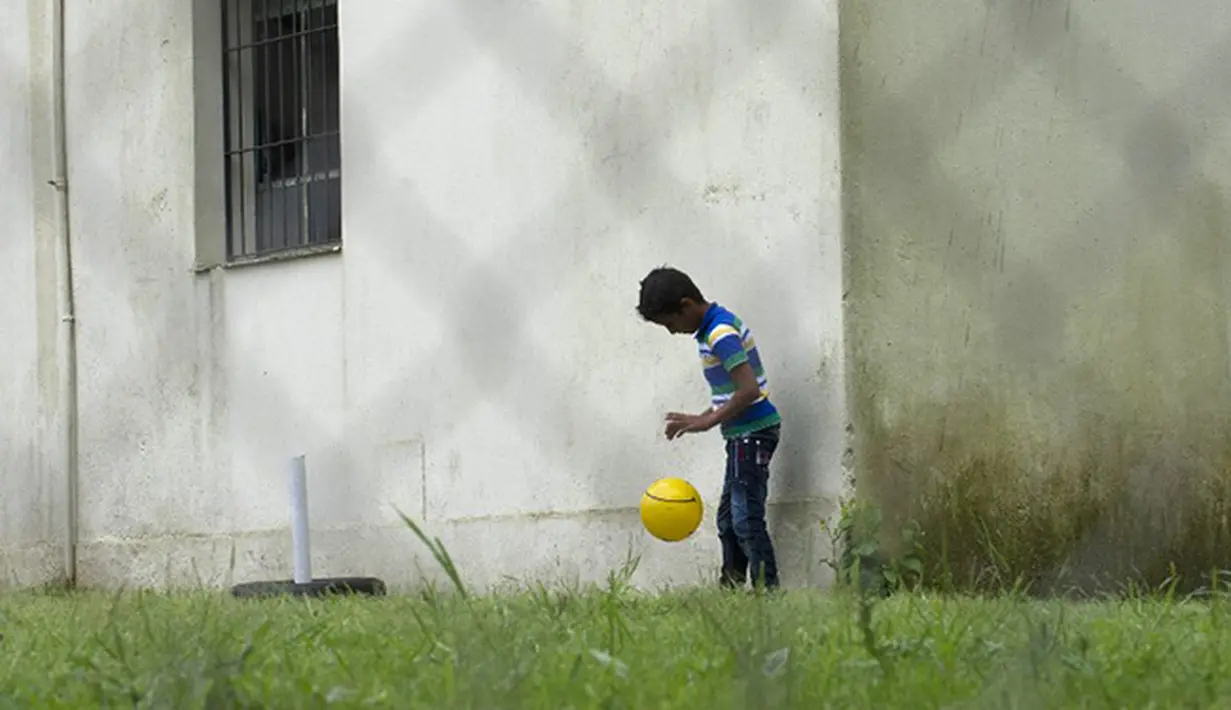 Bocah pengungsi Syria bermain sepak bola di kamp pengungsian di Montevideo, Uruguay. (AFP PHOTO / Pablo PORCINCULA)