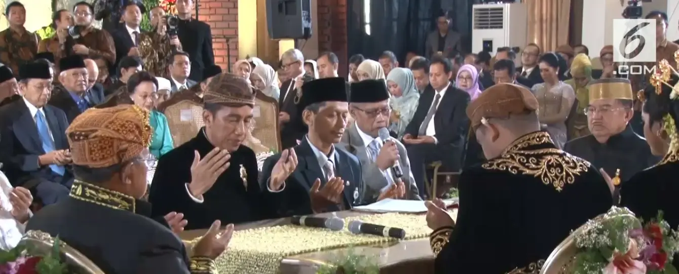 Didaulat menjadi saksi pernikahan Kahiyang Ayu, Jusuf Kalla gunakan pakaian khas adat Bugis. (Foto: Liputan6.com)