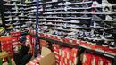 Aktivitas toko sepatu impor dari Vietnam dan China di Jakarta, Selasa (1/9/2020). Kementerian Perdagangan menerbitkan Permendag Nomor 68 Tahun 2020 untuk menekan laju impor alas kaki dan barang konsumsi lainnya yang meningkat hingga 50,64 persen pada Mei hingga Juni 2020 (Liputan6.com/Faizal Fanani)