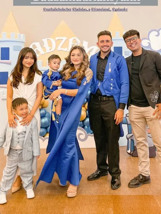 Gala anak mendiang Vanessa Angel hadir bersama Fuji An. Penampilan Gala berhasil mencuri perhatian dengan setelan jas yang dikenakan. [Instagram/nathalieholscher/tagged/]