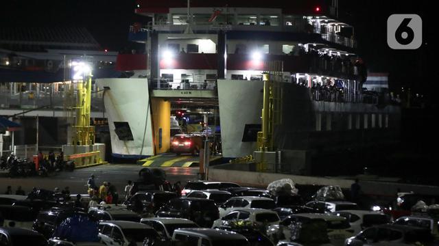 Puncak Arus Mudik Lebaran 2025 di Pelabuhan Merak, Ribuan Mobil Antre Masuk Kapal