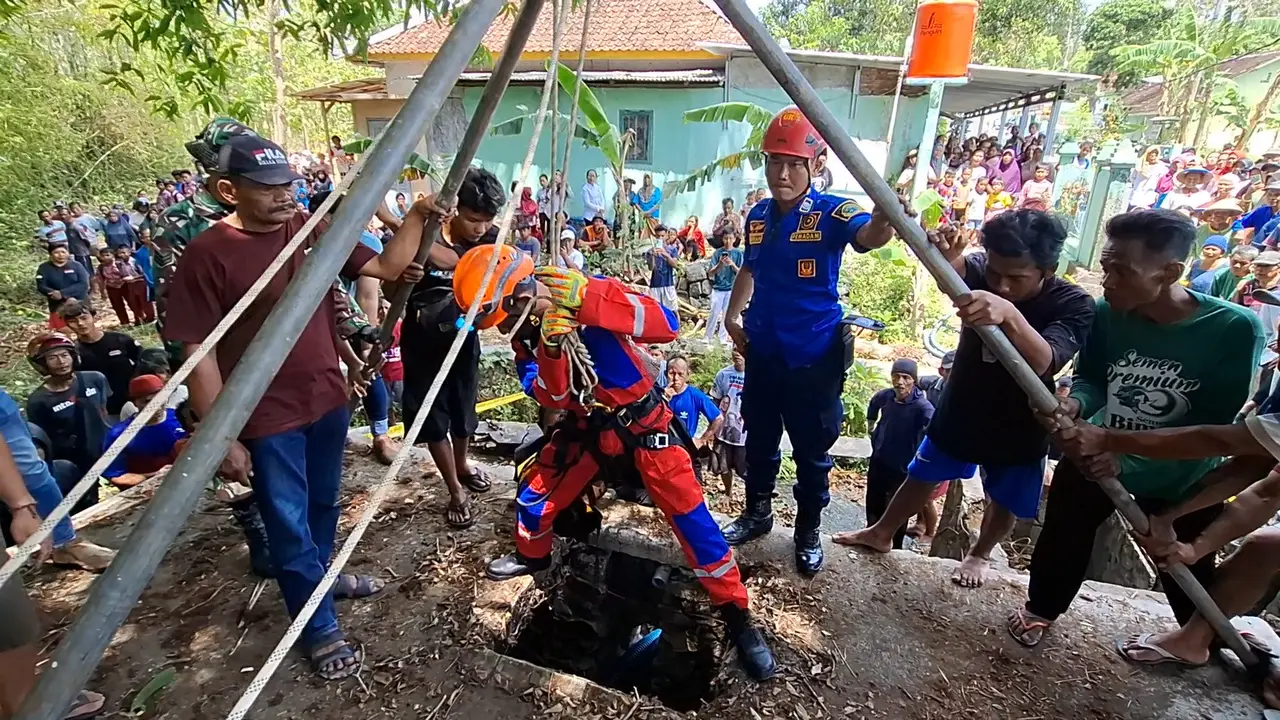 Evakuasi Mbah Kasino dari mata air Gunungkidul