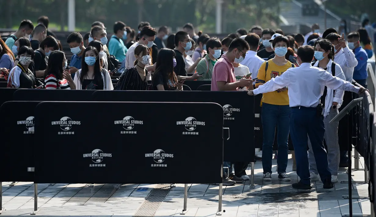 Warga antre untuk memasuki taman hiburan Universal Studios Beijing saat uji coba khusus undangan di Beijing, China, Rabu (1/9/2021). Universal Studios Beijing akan dibuka untuk umum pada 20 September 2021. (Noel Celis/AFP)