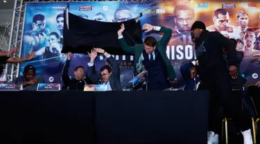 Petinju Dereck Chisora melempar meja saat konferensi pers di Radisson Hotel, Manchester, Inggris, Rabu (7/12). Saling adu mulut membuat Dereck Chisora panas dan melempar meja. (Reuters / Jason Cairnduff)