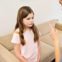 Perkataan sehari-hari yang tidak disadari dapat menurunkan rasa percaya diri anak. (foto: peoplecreations)