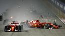 Pebalap Ferrari, Kimi Raikkonen (kanan) mengalami kecelakaan saat balapan F1 GP Singapura di Marina Bay City Circuit (17/9/2017). Duo pebalap Ferrari gagal melanjutkan balapan. (AP/Yong Teck Lim)