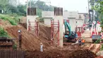 Pekerja menyelesaikan pembangunan double-double track (DDT) Manggarai-Cikarang di kawasan Manggarai, Jakarta, Sabtu (15/7). Pengembangan infrastruktur kereta di stasiun itu merupakan bagian dari rencana transportasi nasional. (Liputan6.com/Angga Yuniar)