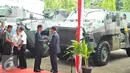 Presiden Joko Widodo saat melihat pameran Alpalhan dan SP3D di Mabes TNI, Jakarta, Senin (16/1). Pameran tersebut adalah bagian dari Rapimnas TNI 2017. (Liputan6.com/Angga Yuniar)