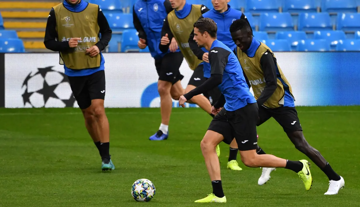 Para pemain Atalanta menghadiri sesi pelatihan tim di Stadion Etihad di Manchester, Inggris barat laut (21/10/2019). Atalanta akan bertanding melawan Manchester City pada matchday ketiga Grup C Liga Champions di Etihad Stadium. (AFP Photo/Paul Ellis)