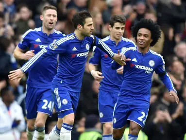 Pemain Chelsea merayakan gol yang dicetak Cesc Fabregas ke gawang West Ham United dalam dalam lanjutan Liga Inggris di Stadion Stamford Bridge, London, Sabtu (19/3/2016). (Reuters/Hannah Mckay)