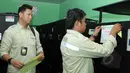 Petugas Tipidkor ketika melakukan penyitaan UPS di sejumlah sekolah di kawasan Kebon Jeruk, Jakarta, Kamis (21/5). Petugas melakukan penyitaan barang bukti UPS anggaran 2014 atas nama tersangka Alex Usman. (Liputan6.com/Helmi Afandi)