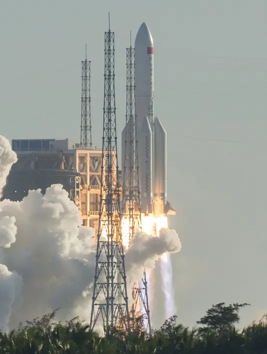 Roket Long March 5B lepas landas dari Pusat Peluncuran Ruang Angkasa Wenchang di Provinsi Hainan, China, Selasa (5/5/2020). Peluncuran ini menjadi program eksperimen untuk mengirim astronot ke stasiun luar angkasa dan eksplorasi antariksa. (STR/AFP)