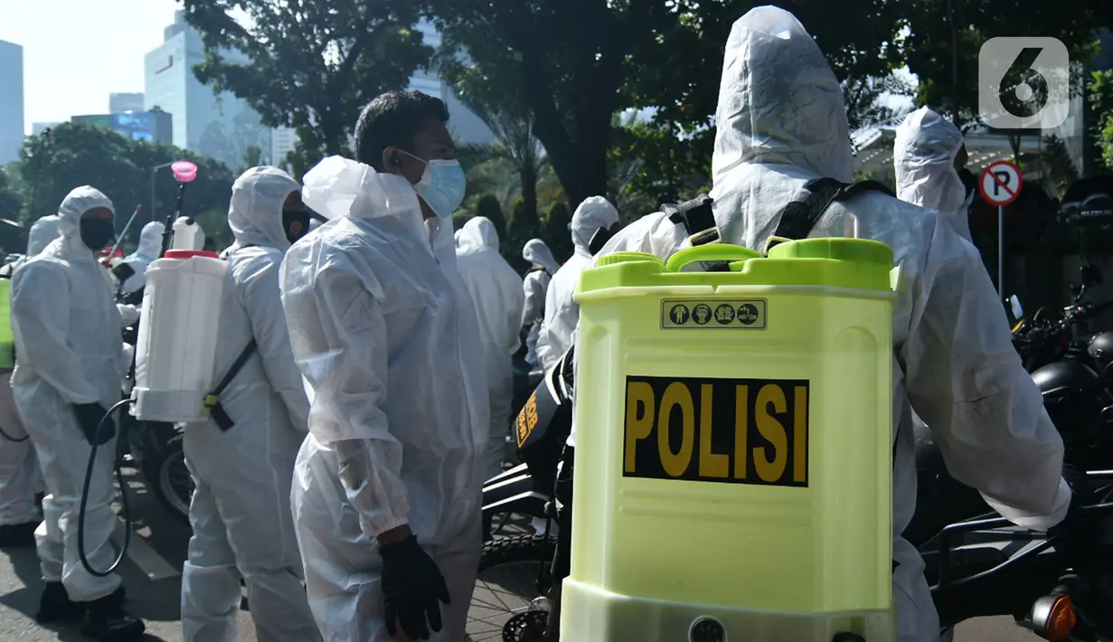 Tim pemburu Covid-19 saat acara pelepasan di Polda Metro Jaya, Jakarta, Senin (7/6/2021). Pembentukan dan pelepasan tim pemburu Covid-19 guna membantu masyarakat serta daerah yang terdapat penyebaran dan peningkatan kasus Covid-19 usai libur lebaran di ibu kota DKI. (Liputan6.com/Herman Zakharia)