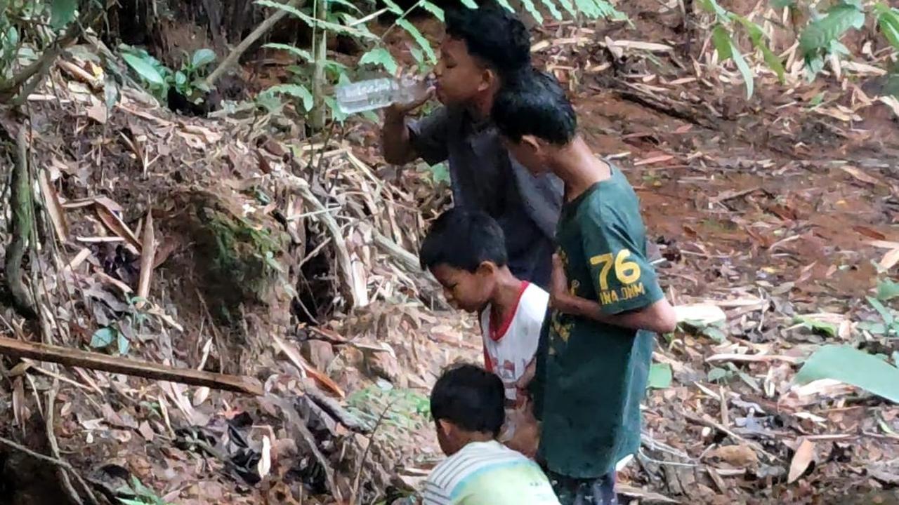 Heboh Akar Pohon Beringin Semburkan Air Bersih di Tangerang, Warga Berduyun-duyun Berebut untuk Minum