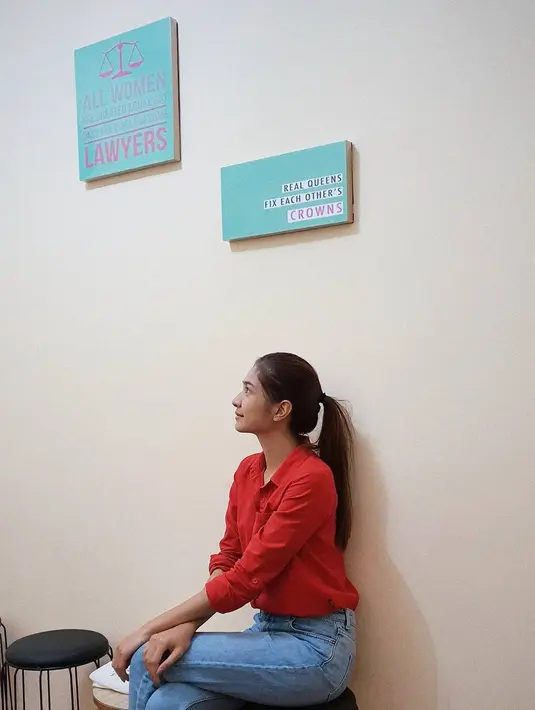 Berdasarkan data yang ada, Mikha melihat angka penyebaran Covid-19 masih terus bertambah. Tak ingin ambil risiko, ia tetap membatasi diri untuk berkegiatan di luar rumah. (Instagram/miktambayong)