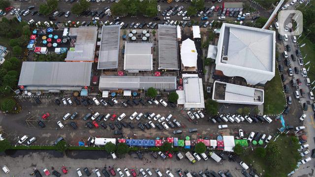 FOTO: Antrean Kendaraan Masuki Rest Area Tol Cikopo - Palimanan Sebabkan Kemacetan