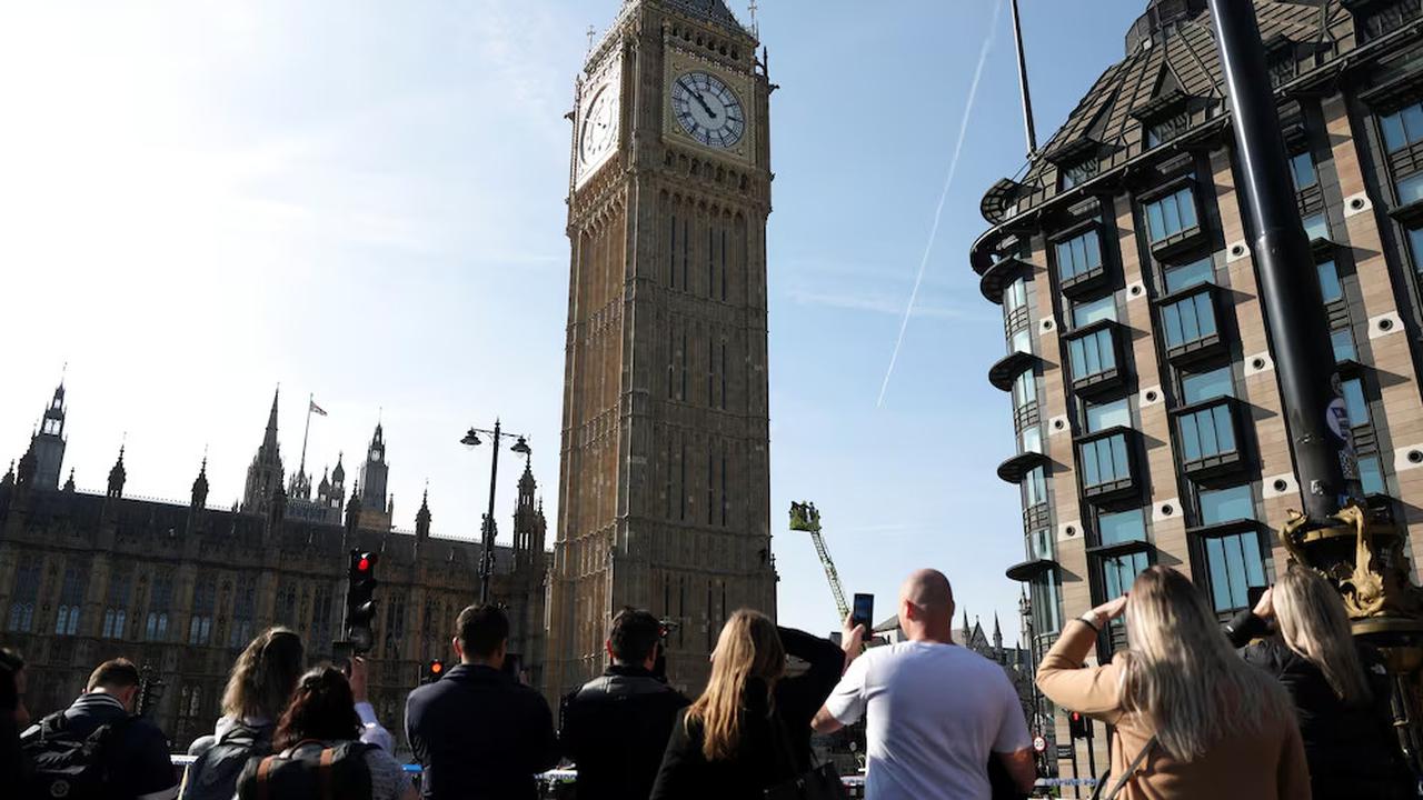 aktivis pro palestina panjat menara big ben