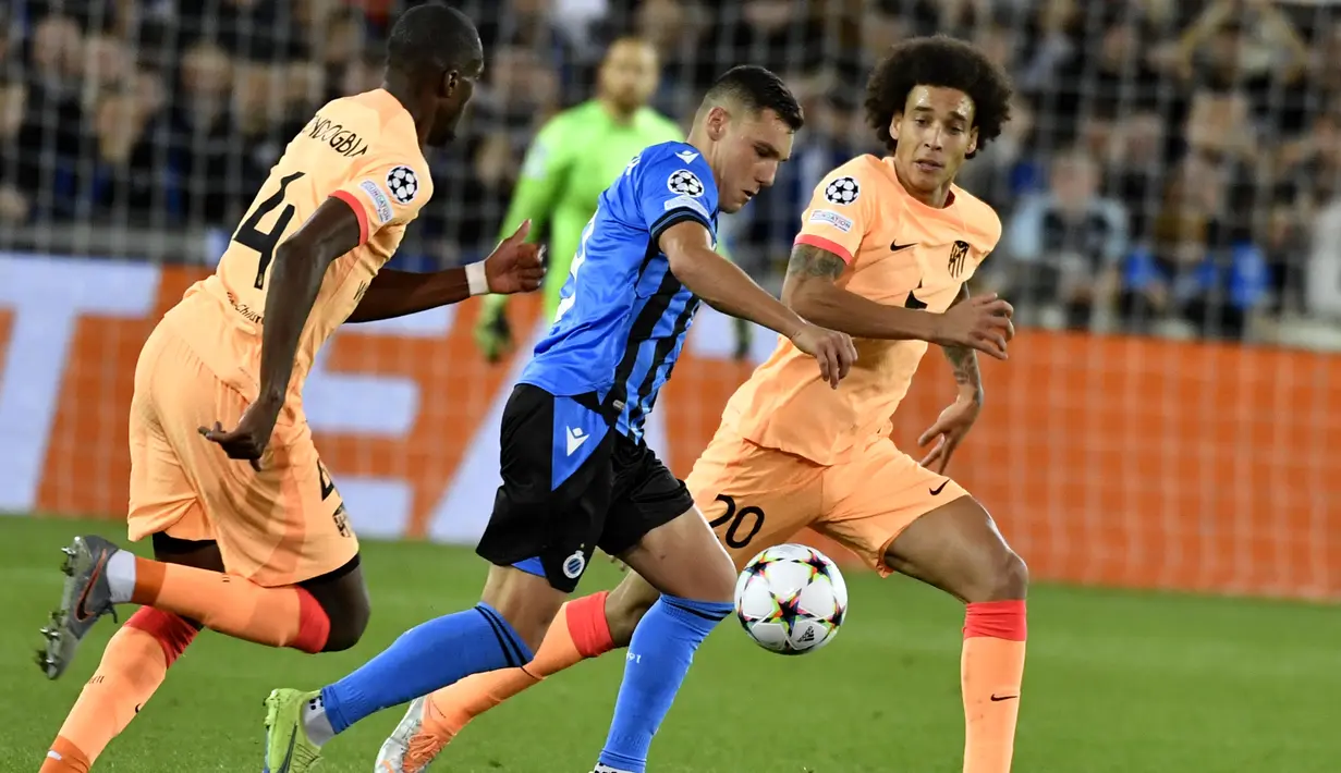 Penyerang  Club Brugge Ferran Jutgla (tengah) ditantang oleh gelandang Atletico Madrid Axel Witsel pada matchday ketiga Grup B Liga Champions 2022/23 di Jan Breydel Stadium, Rabu (5/10/2022) dinihari WIB. Penyerang mereka Antoine Griezmann gagal penalti sehingga tak bisa selamatkan Atletico Madrid dari kekalahan 0-2. (AP Photo/Geert Vanden Wijngaert)