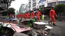 Petugas penyelamat berjalan di dekat puing-puing setelah gempa bumi di Kotapraja Fuji, Kabupaten Luxian di Provinsi Sichuan, China barat daya, Kamis (16/9/2021). (Jiang Hongjing/Xinhua via AP)