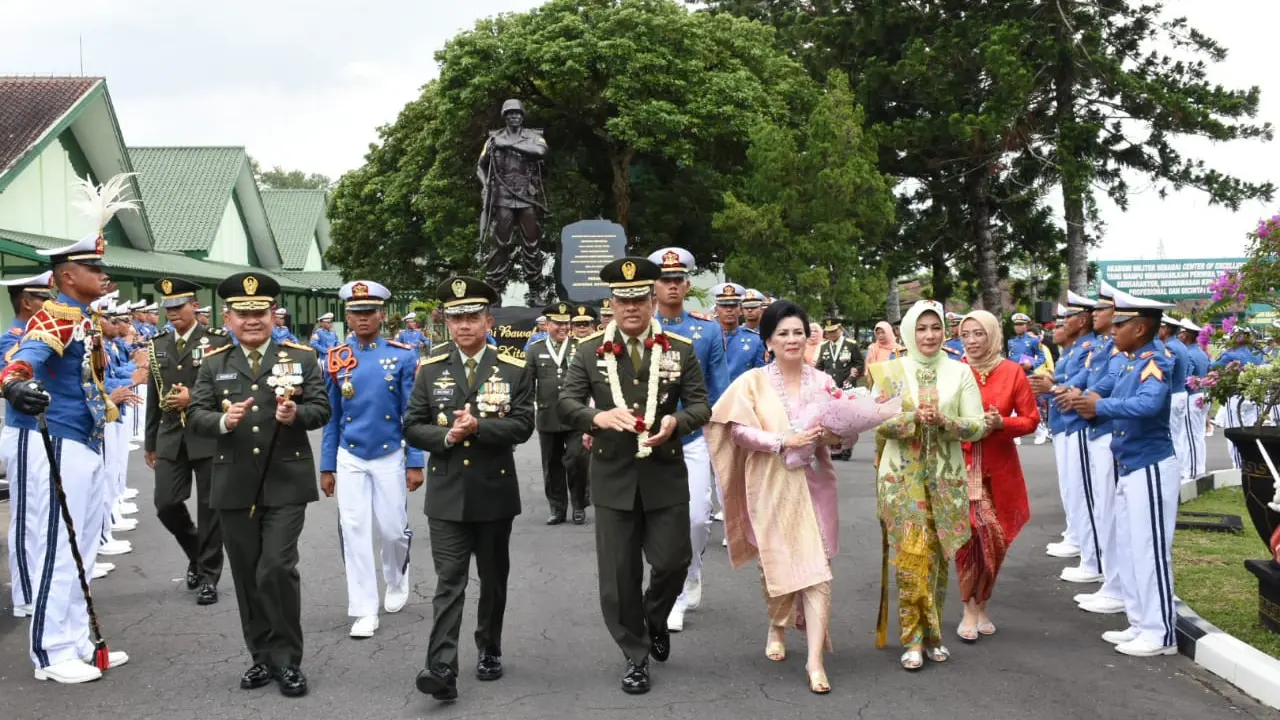 Jenderal (Purn) Gatot Nurmantyo diwisuda oleh Jenderal Mulyono (Dok. TNI AD)