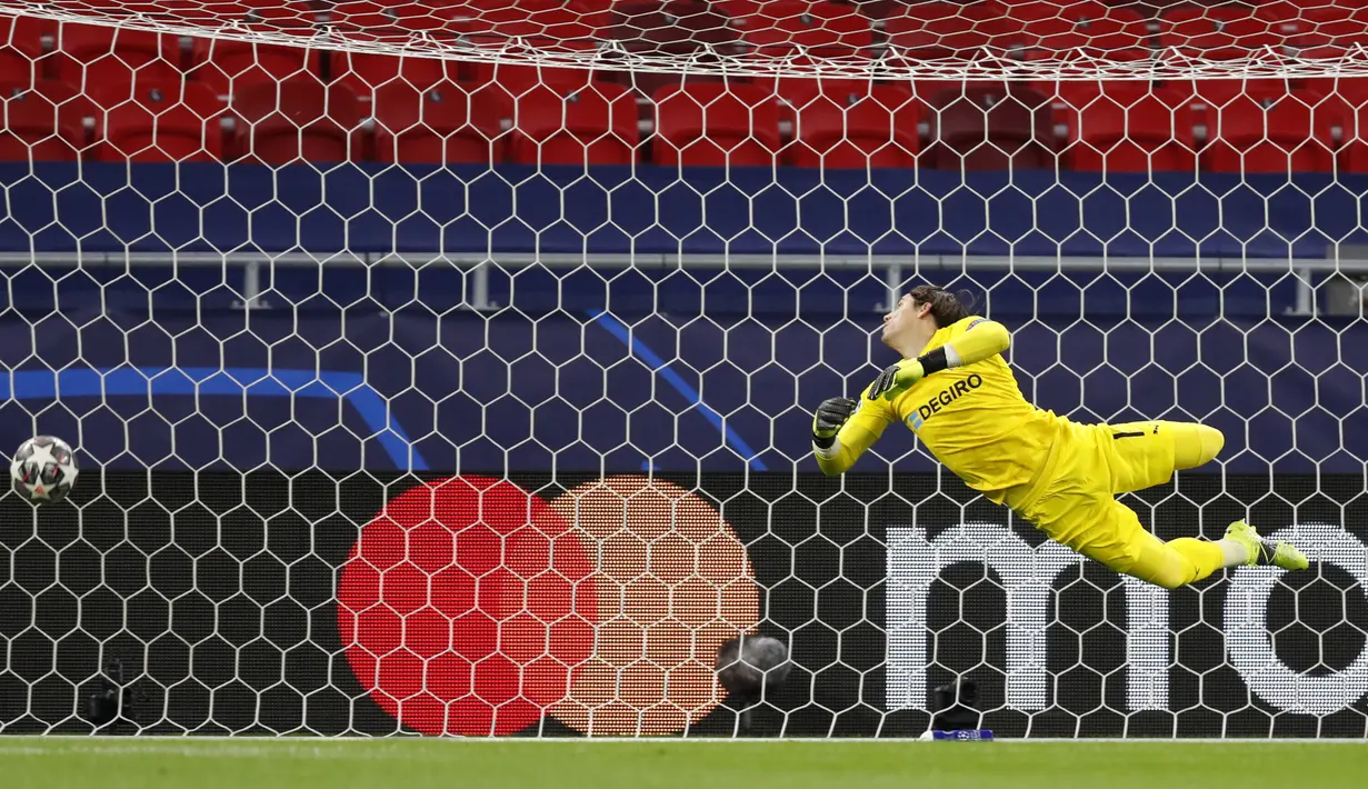 Kiper Borussia Monchengladbach, Yann Sommer mengawasi bola saat gelandang Manchester City, Kevin De Bruyne mencetak gol pada leg kedua babak 16 besar Liga Champions di Puskas Arena, Rabu (17/3/2021) dini hari WIB. Manchester City menang 2-0 atas Borussia Moenchengladbach. (AP Photo/Laszlo Balogh)