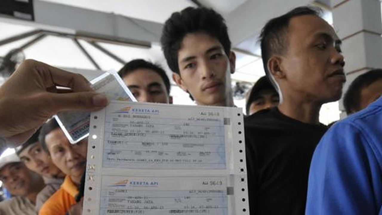 Tak ada petugas, penumpang KA bingung gunakan mesin cetak tiket