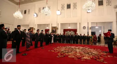 Presiden Joko Widodo saat memimpin acara pelantikan di Istana Negara, Jakarta, Rabu (27/7). Jokowi melantik menteri baru kebinet kerja. Ada 13 pos kementerian/lembaga yang dirombak, sembilan di antaranya diisi wajah baru. (Liputan6.com/Faizal Fanani)