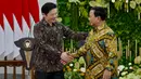 Menteri Pertahanan Indonesia, yang juga merupakan Presiden terpilih untuk 2024-2029, Prabowo Subianto (kanan) berjabat tangan dengan pemimpin Singapura berikutnya, Lawrence Wong setelah pertemuan mereka di Istana Kepresidenan Bogor, Jawa Barat, 29 April 2024. (BAY ISMOYO/AFP)