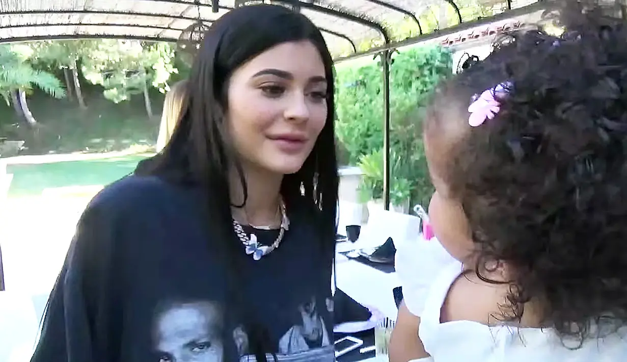 Kylie Jenner menggunakan kalung bergambar kupu-kupu dalam video kehamilan yang baru saja ia rilis. (youtube)