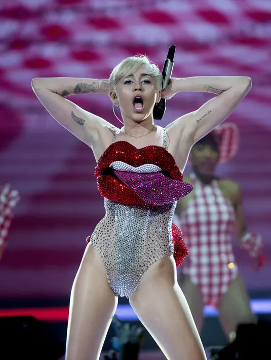 Penyanyi Amerika Miley Cyrus kerap memakai kostum super mini dan seksi ketika di atas panggung. (Bintang/EPA)