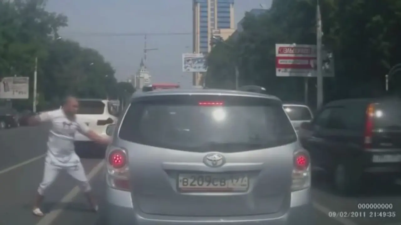 Merasa Jumawa, Pemilik Porsche Pamer Sikap Arogan di Jalan